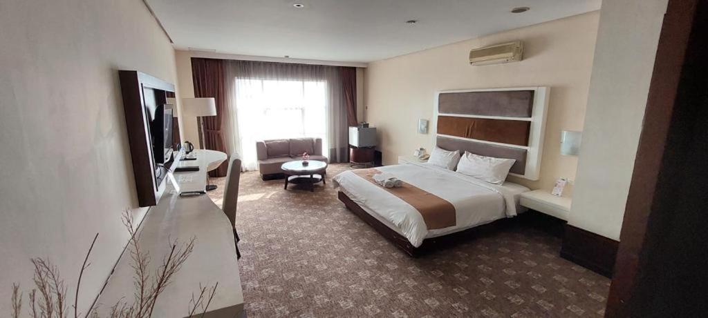 President Executive Club Hotel Чикаранг Екстериор снимка