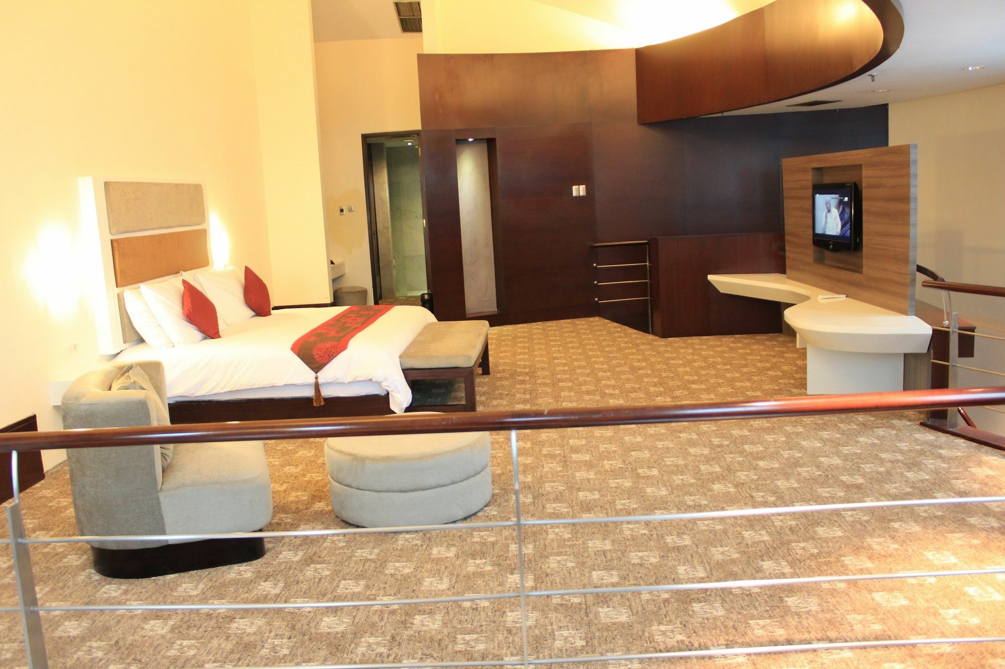 President Executive Club Hotel Чикаранг Екстериор снимка